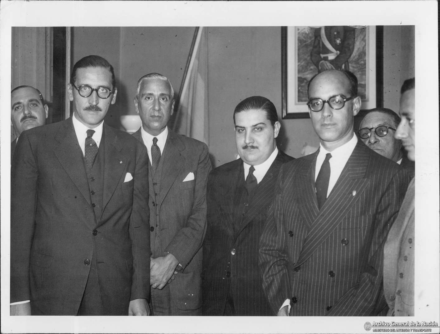 Conferencia del diputado nacional John William Cooke en el Centro Universitario Argentino. En la imagen, Ricardo Guardo, presidente de la Cámara de Diputados (segundo desde la izquierda), el ingeniero Carlos A. Emery, John William Cooke y el escribano D. Raúl M. Salinas. Secretaría de Cultura y Policía Municipal, s/f.

Argentina. Archivo General de la Nación. Fondo Archivo General de la Nación, Subfondo Acervo Gráfico Audiovisual y Sonoro. Serie Repositorio Gráfico, caja digital 3070, número de inventario 24603
